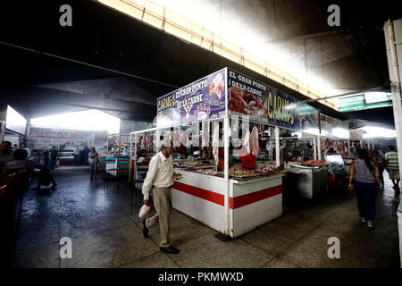 Valencia, Carabobo, Venezuela. 14Th Sep 2018. 14 septembre, 2018. La viande de boeuf de la boucherie disparaît en raison de la réglementation des prix faites par le gouvernement. Le prix du kilo de viande bovine est mis en vente dans les boucheries chaque kilogramme en BS 90, oo (BF. 9 000 000, ou de l'ancien cône) et les distributeurs souhaitent expédier chaque kilogramme de Bs. 120 et 150, OO, oo (BF. 12 000 000, oo et Bf 15. 000.000, oo de l'ancien cône) ils perdraient entre.ÃŠBs 30, OO et 60, oo par kilogramme. Situation qui n'est pas accepté et les marchands sont obligés d'offrir à la vente des produits non réglementés s Banque D'Images