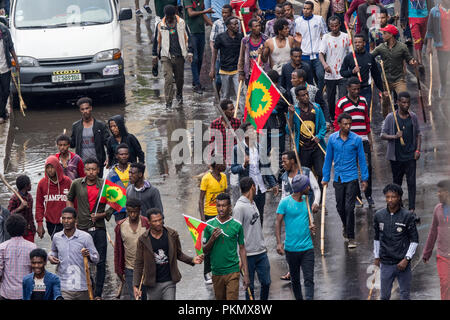 Addis Abeba, Ethiopie . 14 septembre 2018. Les jeunes de l'Oromo (Qeerroo) prendre la rue de Piassa à Addis-Abeba, Ethiopie, avec le Front de libération Oromo (OLF) drapeau du parti politique le 14 septembre 2018 Crédit : David Kirba/Alamy Live News Banque D'Images