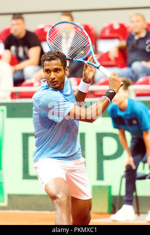 Kraljevo, Serbie. 14 septembre 2018. Ramkumar Ramanathan de l'Inde en action dans le premier match de simple de la Coupe Davis 2018 Tennis World Group Play-off à ronde Sportski Center Ibar à Kraljevo, en Serbie. Credit : Karunesh Johri/Alamy Live News. Banque D'Images