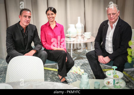 Londres, Royaume-Uni, le 14 septembre 2018. Directeur du Festival Ben Evans (r) avec un représentant de F&M (m) et le représentant de Scholten & Baijins la table (l). Le projet "heure du thé" par Scholten & Baijings à Fortnum & Mason dans Piccadilly. Un bel après-midi, le thé est aménagé, les danseurs puis effectuer une cérémonie du thé. London Design Festival et promeut la conception de Londres en tant que capitale du monde. Credit : Imageplotter News et Sports/Alamy Live News Banque D'Images