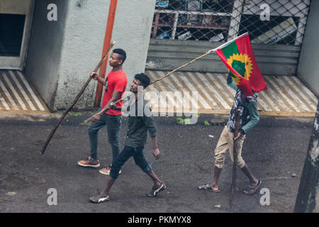 Addis Abeba, Ethiopie . 14 septembre 2018. Marche des jeunes de l'Oromo en Ethiopie avec l'Oromia Liberation Front (OLF) drapeau du parti politique avant d'être dispered par les résidents locaux dans la région de Piassa. Crédit : David Kirba/Alamy Live News Banque D'Images