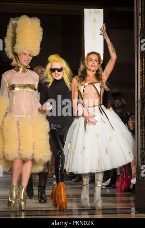 Londres, Royaume-Uni. 14 septembre 2018. Pam Hogg (C) avec les modèles après sa présentation au cours de la mode du Scoutisme ES19, un horaire spectacle à Freemasons Hall, à Covent Garden, le jour de l'ouverture de la Semaine de la mode de Londres. Crédit : Stephen Chung / Alamy Live News Banque D'Images