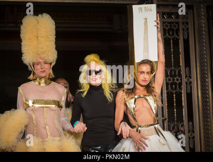 Londres, Royaume-Uni. 14 septembre 2018. Pam Hogg (C) avec les modèles après sa présentation au cours de la mode du Scoutisme ES19, un horaire spectacle à Freemasons Hall, à Covent Garden, le jour de l'ouverture de la Semaine de la mode de Londres. Crédit : Stephen Chung / Alamy Live News Banque D'Images