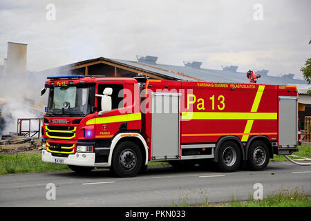 Salo, Finlande. 14 septembre, 2018. Un incendie détruit 5 000 mètres carrés d'espaces de production et de bureau fabricant bougie finlandais Kynttila-Tuote Oy. 200 tonnes de kérosène a brûlé dans l'immeuble, qui a généré des toxiques, la fumée dense et les résidents dans la région immédiate ont été évacués. La propagation du feu à l'entrepôt a été bloqué. Credit : Taina Sohlman/ Alamy Live News Banque D'Images