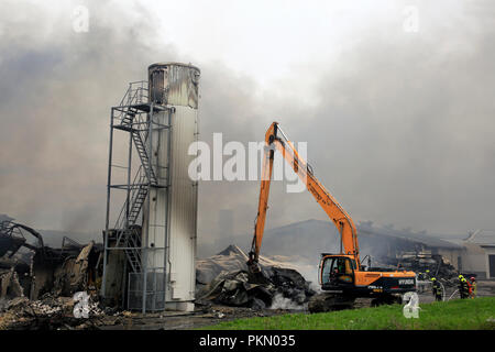 Salo, Finlande. 14 septembre, 2018. Un incendie détruit 5 000 mètres carrés d'espaces de production et de bureau fabricant bougie finlandais Kynttila-Tuote Oy. 200 tonnes de kérosène a brûlé dans l'immeuble, qui a généré des toxiques, la fumée dense et les résidents dans la région immédiate ont été évacués. La propagation du feu à l'entrepôt a été bloqué. Credit : Taina Sohlman/ Alamy Live News Banque D'Images