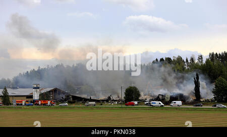 Salo, Finlande. 14 septembre, 2018. Un incendie détruit 5 000 mètres carrés d'espaces de production et de bureau fabricant bougie finlandais Kynttila-Tuote Oy. 200 tonnes de kérosène a brûlé dans l'immeuble, qui a généré des toxiques, la fumée dense et les résidents dans la région immédiate ont été évacués. La propagation du feu à l'entrepôt a été bloqué. Credit : Taina Sohlman/ Alamy Live News Banque D'Images