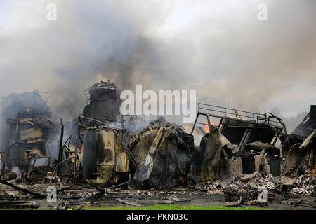 Salo, Finlande. 14 septembre, 2018. Un incendie détruit 5 000 mètres carrés d'espaces de production et de bureau fabricant bougie finlandais Kynttila-Tuote Oy. 200 tonnes de kérosène a brûlé dans l'immeuble, qui a généré des toxiques, la fumée dense et les résidents dans la région immédiate ont été évacués. La propagation du feu à l'entrepôt a été bloqué. Credit : Taina Sohlman/ Alamy Live News Banque D'Images
