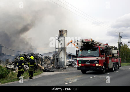 Salo, Finlande. 14 septembre, 2018. Un incendie détruit 5 000 mètres carrés d'espaces de production et de bureau fabricant bougie finlandais Kynttila-Tuote Oy. 200 tonnes de kérosène a brûlé dans l'immeuble, qui a généré des toxiques, la fumée dense et les résidents dans la région immédiate ont été évacués. La propagation du feu à l'entrepôt a été bloqué. Credit : Taina Sohlman/ Alamy Live News Banque D'Images