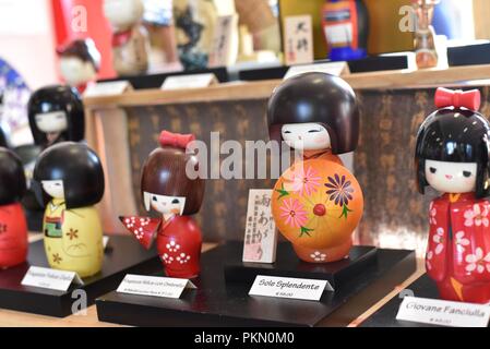 Napoli, Italie. 14Th Sep 2018. Objets traditionnels sont vus pendant le festival.Le Festival dell'Oriente retourne à Naples pour trois jours, à l'exposition ''Mostra d'Oltremare''. Immersion totale dans la culture orientale et les traditions d'un continent sans bornes avec la gastronomie typique, sone Images/SOPA v Banque D'Images