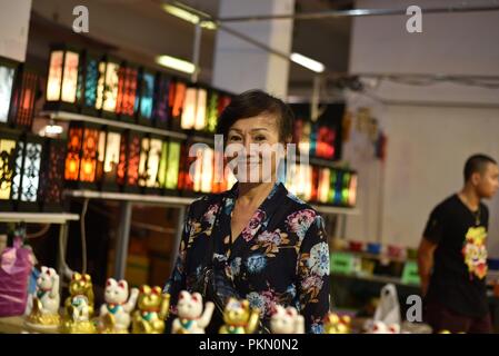 Napoli, Italie. 14Th Sep 2018. Femme qui vend des poupées vu sourire pendant le festival.Le Festival dell'Oriente retourne à Naples pour trois jours, à l'exposition ''Mostra d'Oltremare''. Immersion totale dans la culture orientale et les traditions d'un continent sans bornes avec la gastronomie typique, sone Ima/SOPA Banque D'Images