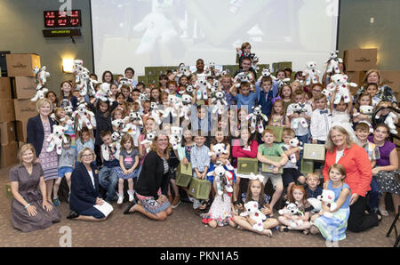 Mme Karen Pence pose pour des photos avec les enfants de soldats déployés, les conjoints, et le confort du personnel de l'équipe jeudi, 13 septembre 2018, à Fort Carson, Colo People : Mme Karen Pence Banque D'Images
