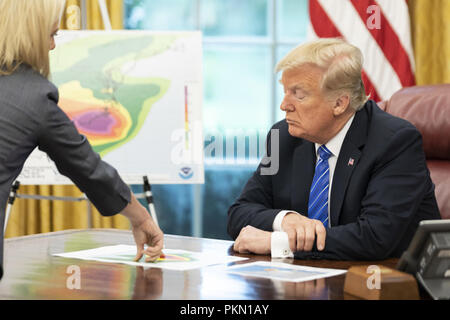 Le président Donald J. Trump, rejoint par le Vice-président Mike Pence et Secrétaire de la Sécurité intérieure des Kirstjen Nielsen, reçoit un briefing de préparation aux situations d'urgence sur l'ouragan Florence Jeudi, 13 septembre 2018, dans le bureau ovale de la Maison blanche : le Président Donald Trump Banque D'Images