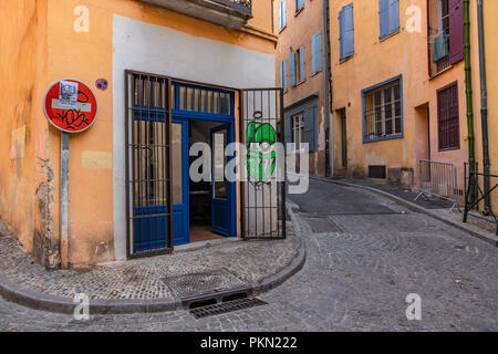 Perpignan, France, Espagne. 10 Sep, 2018. L'office de réhabilitation municipaux récemment déménagée est vu dans l'une des rues principales de la quartier Saint-Jacques.L'hôtel de ville de Perpignan, France, a relancé une nouvelle rénovation du centre historique de Perpignan, qui affecte principalement le quartier Saint-Jacques. Il y a de nombreuses affiches dans les rues pour demander que Saint-Jacques pas détruites malgré le mauvais état des bâtiments. Credit : Paco Freire SOPA/Images/ZUMA/Alamy Fil Live News Banque D'Images