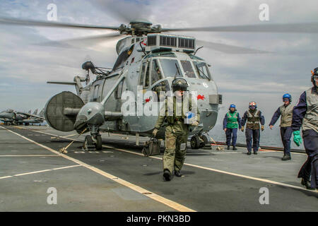 L'image de fichier La Royal Navy l'ASaC Sea King MK 7 sont à faire un dernier passage aérien sur le Sud Ouest de l'Angleterre le 18 septembre 2018 pour marquer la fin de quarante-neuf ans de service avec la Fleet Air Arm 849AN ont volé l'air Bourne version d'alerte précoce des Sea King depuis 1982 montre un hélicoptère Sea King en 2005 HMS Illustrious abaourd Banque D'Images