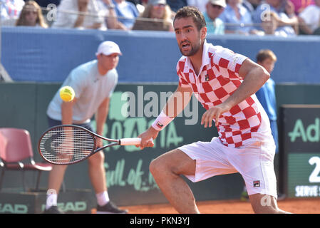 Zadar, Croatie. 14Th Sep 2018. Marin Cilic de Croatie renvoie un shot à Frances Tiafoe des États-Unis au cours d'un match de demi-finale de la Coupe Davis à Zadar, Croatie, le 14 septembre 2018. Marin Cilic a gagné 3-0. Stanin Crédit : Dino/Xinhua/Alamy Live News Banque D'Images