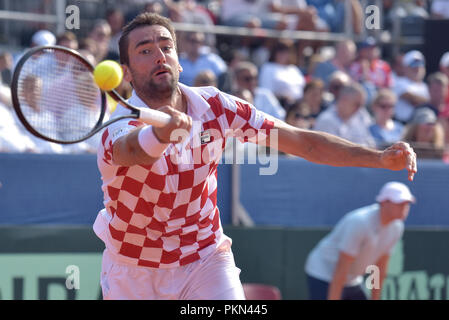 Zadar, Croatie. 14Th Sep 2018. Marin Cilic de Croatie renvoie un shot à Frances Tiafoe des États-Unis au cours d'un match de demi-finale de la Coupe Davis à Zadar, Croatie, le 14 septembre 2018. Marin Cilic a gagné 3-0. Stanin Crédit : Dino/Xinhua/Alamy Live News Banque D'Images