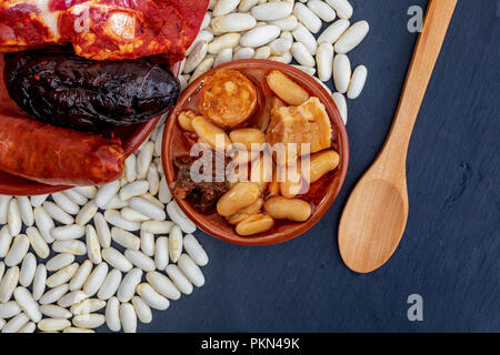 Cuillère appétissant plat. Délicieux pour l'automne, d'hiver et toute l'année. Fabada asturienne, plat typique des Asturies (Espagne). Ragoût de haricots (haricots blancs) avec Banque D'Images