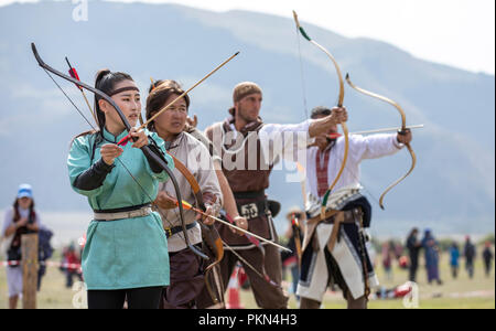 Kyrchyn, Kirghizistan, 6 septembre 2018 : femmes mongoles pendant les jeux nomades, 2018 compétences practicing archery Banque D'Images