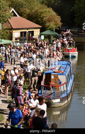 Les personnes bénéficiant d'un dimanche après-midi par le Canal de Basingstoke, Hampshire, Royaume-Uni, Odiham. 2 septembre 2018. Banque D'Images