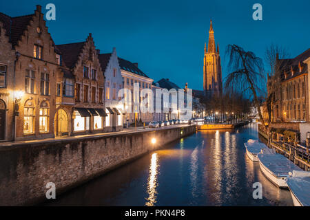 Soir dans les rues de Bruges après la pluie. Vue de la nuit, Onze Lieve. Vrouw Brugge contre l'arrière-plan d'un soir bleu ciel. La Belgique. Banque D'Images