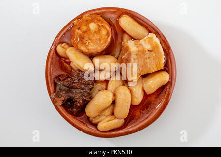 Cuillère appétissant plat. Délicieux pour l'automne, d'hiver et toute l'année. Fabada asturienne, plat typique des Asturies (Espagne). Ragoût de haricots (haricots blancs) avec Banque D'Images