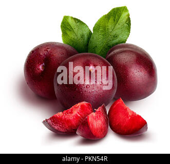 Sain et appétissant prunes rouges, entières et coupées en segments avec un aspect de l'illustration. Comprend des feuilles de prunier. Isolé sur blanc retour Banque D'Images