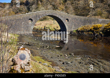 Le pont sur l'Atlantique ou Clachan Bridge sur le B844 voie rejoint Seil île au continent couvrant Clachan Son. L'Argyll Banque D'Images