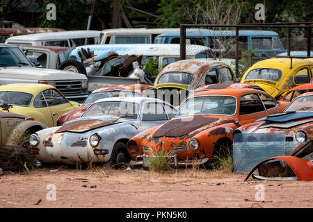 La rouille vieux Volkswagen Beetles dans un parc à ferrailles dans Moab, Utah, USA Banque D'Images