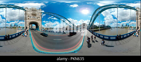 420 x 180 grad Panorama : Tower Bridge, Londres, Angleterre. Banque D'Images