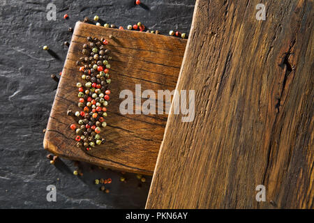 Vue de dessus de la couleur poivre sur un bureau en bois et tableau noir background Banque D'Images