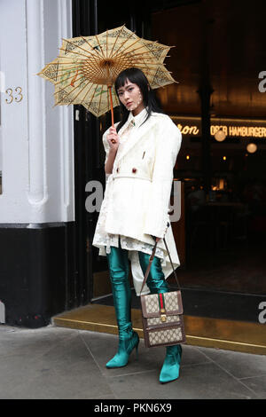 Fashion Blogger Freya Sinyu ues, de la Chine, a choisi les septième, Moyasusu ASOS, robe, chaussures et sac vintage et parapluie au cours de la London Fashion Week Septembre 2018. PRESS ASSOCIATION. Photo date : vendredi 14 septembre 2018. Crédit photo doit se lire : Isabel Infantes/PA Wire Banque D'Images