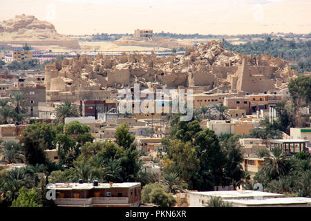 Vue sur les ruines du Siwa Shali, l'ancienne forteresse à l'oasis de Siwa, Egypte Banque D'Images