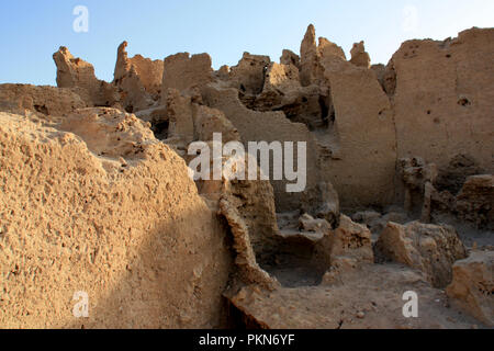 Vue sur les ruines du Siwa Shali, l'ancienne forteresse à l'oasis de Siwa, Egypte Banque D'Images