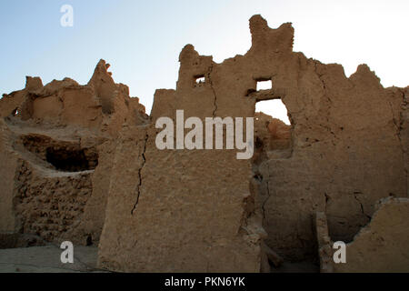 Vue sur les ruines du Siwa Shali, l'ancienne forteresse à l'oasis de Siwa, Egypte Banque D'Images