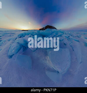 Dawn violet de buttes de glace sur le Lac Baïkal sur l'île d'Olkhon Banque D'Images