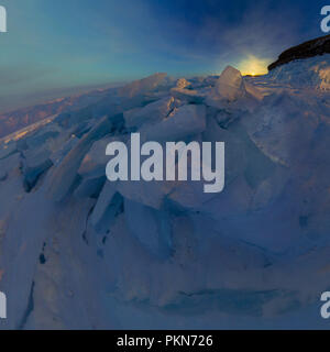 Dawn violet de buttes de glace sur le Lac Baïkal sur l'île d'Olkhon Banque D'Images