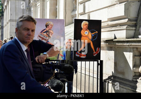 Londres, Angleterre, Royaume-Uni. Kaya Mar (artiste) avec deux caricatures Brexit en dehors de Downing Street pendant 3 heures de réunion du cabinet pour discuter Brexit, 13 septembre 20 Banque D'Images