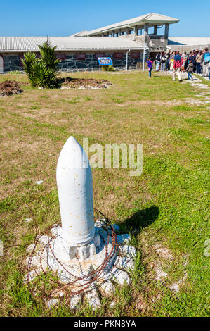 La statue d'un gros canon shell sur l'île Robben (Robbeneiland), Afrique du Sud, la prison de Nelson Mandela Banque D'Images