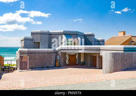 Stark gris béton grande maison moderne à Mossel Bay, Afrique du Sud Banque D'Images