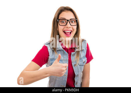 Jolie femme expressive dans les verres showing thumb up et clignant de l'appareil photo à l'isolé sur fond blanc Banque D'Images