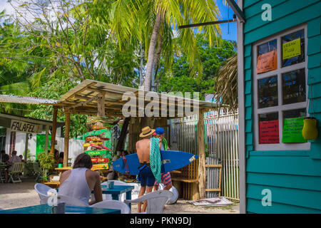 Samara, Costa Rica, juin, 26, 2018 : vue extérieure de surfers dans un magasin de location de surf avec des palmiers sur fond de plage une magnifique journée ensoleillée en vue de la plage de détente Banque D'Images