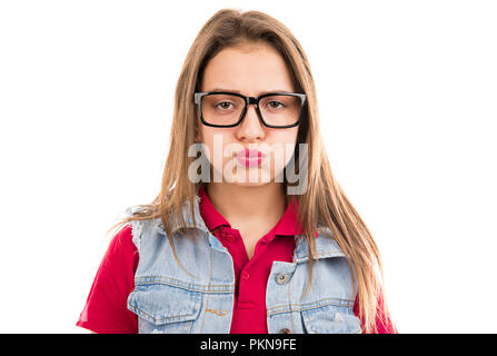 Jeune femme grincheuse dans les verres à la malheureuse et de souffler les joues en désaccord isolé sur fond blanc Banque D'Images