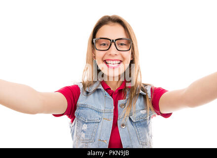 Charmante jeune femme en veste en jean et des verres en tenant avec selfies sourire heureux isolé sur fond blanc Banque D'Images