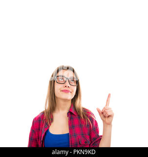 Jolie jeune femme en verres pointant vers le haut avec le doigt avoir idée et solution indiquant isolé sur fond blanc Banque D'Images