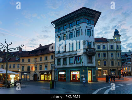 Ljubljana, Slovénie - 27 Avril 2018 : Les gens de Presernov trg Square dans le centre de Ljubljana en Slovénie. Dans la soirée Banque D'Images