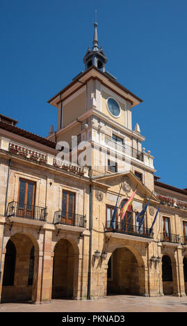 Mairie d'Oviedo in early morning light avec ciel bleu, Espagne Banque D'Images