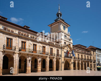 Mairie d'Oviedo in early morning light avec ciel bleu, Espagne Banque D'Images