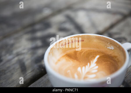 Une tasse de café avec un commerce équitable et de l'organic logo imprimé sur la tasse avec l'exemplaire de l'espace. Banque D'Images