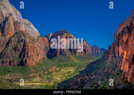 Vue panoramique du célèbre Angels Landing, donnant sur Zion Canyon pittoresque sur une belle journée ensoleillée avec ciel bleu en été, le parc national de Zion, Springdale, dans le sud-ouest de l'Utah Banque D'Images