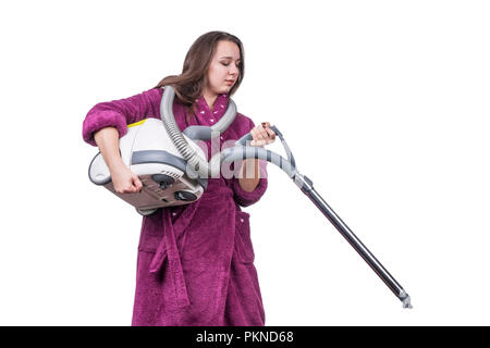 Belle femme dans un peignoir de l'aspirateur tout en tenant un aspirateur à mains isolé sur fond blanc Banque D'Images